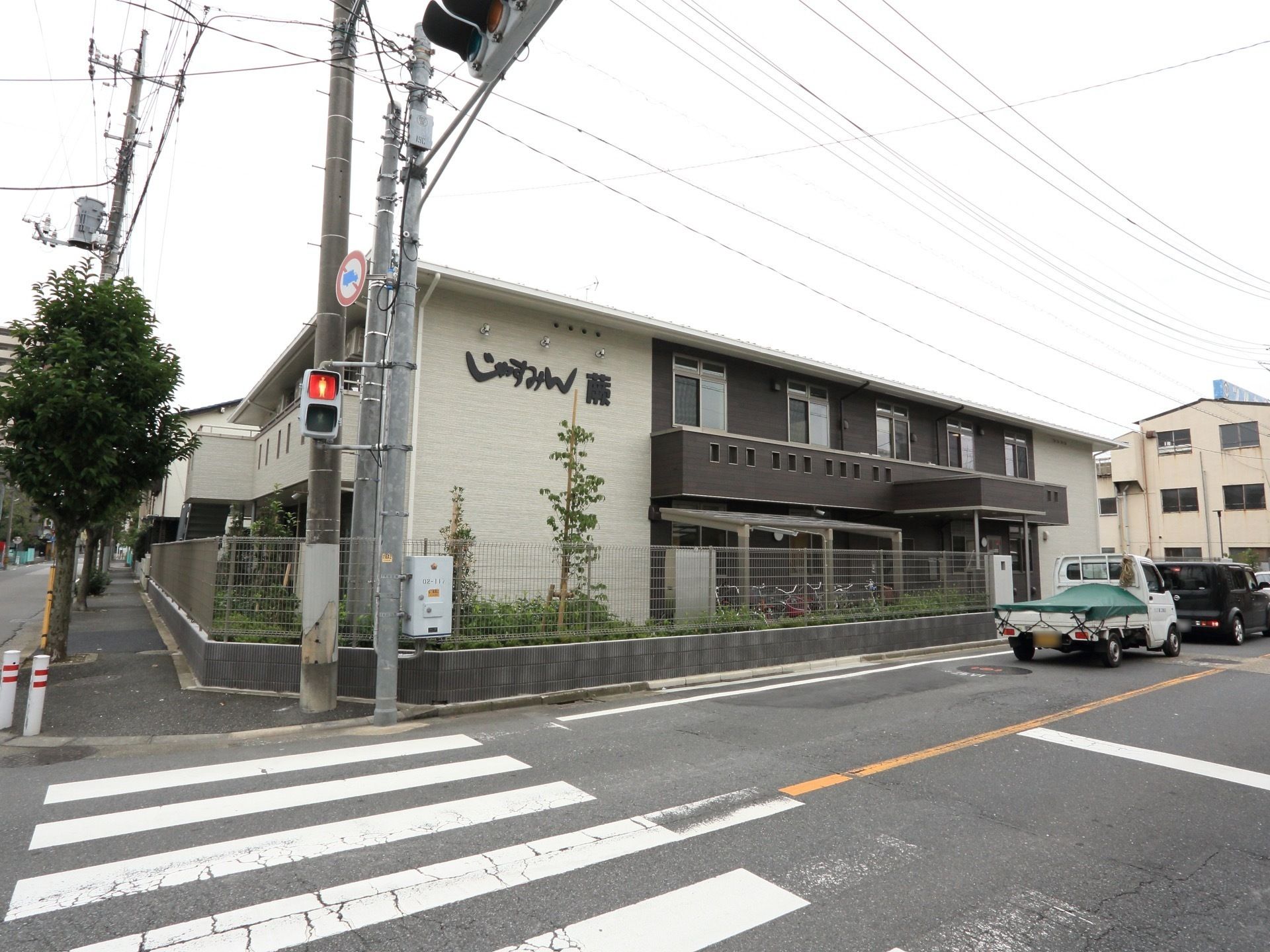 ブラウン色が基調となった外壁に、施設名が表示されている施設外観