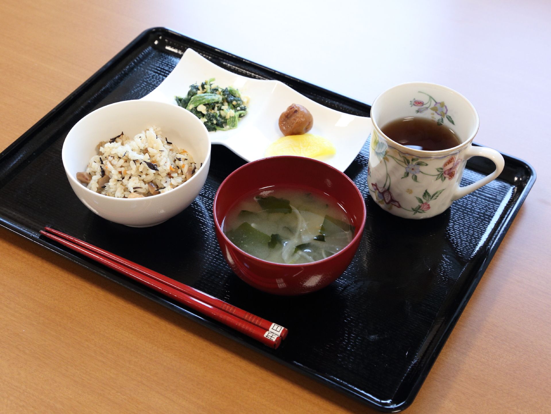 お１人ずつトレーに乗せて提供される、施設で手作りされた食事