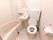 居室内にユニットバスが備わっている。バスとトイレの間に、鏡付きの洗面台も設置されている。白で統一されていて清潔感がある。