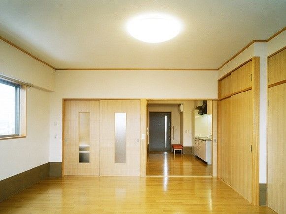 広々としたフローリングの部屋。天井も高く、収納クローゼットも完備している。