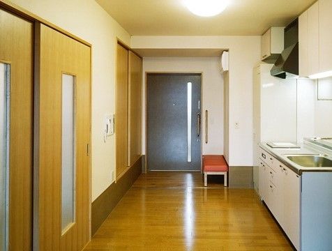 IHクッキングヒーターを備えたシステムキッチン。床のスペースも広い。