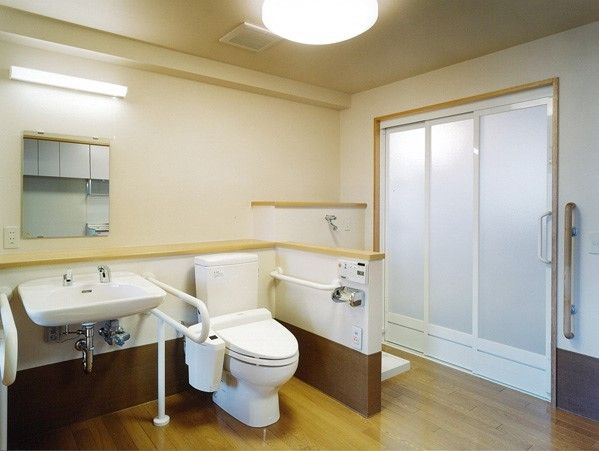 トイレと洗面所は同じスペースに。右手にトイレ、左手に洗面所と鏡が設置されている。