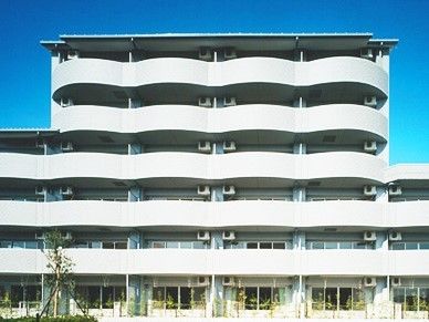 ６階建ての建物外観。白を基調とした高級感のあるつくり。