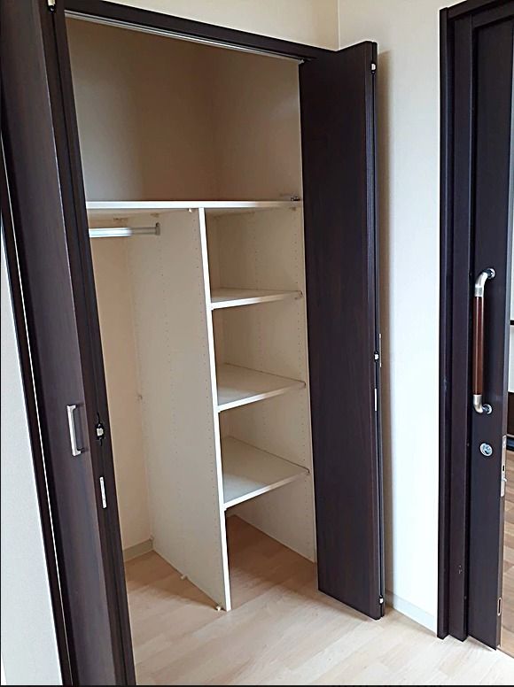 部屋に備え付けられた収納スペース。木の扉がある