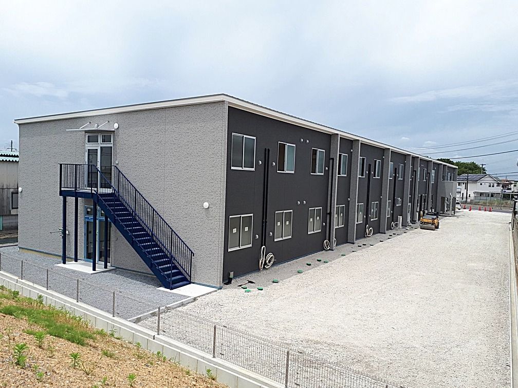 ２階建ての施設を斜めから撮った写真。空が曇っている