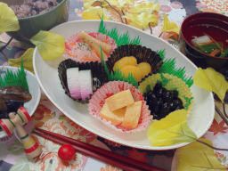 黒豆やかまぼこ、栗きんとんと赤飯や吸い物のセット