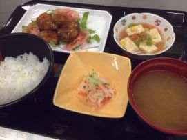 肉団子と豆腐のあんかけ、ご飯と味噌汁のセット