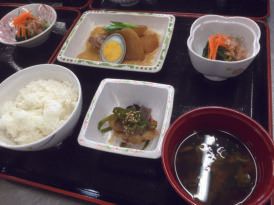 肉じゃがとほうれん草と人参の和え物、ご飯と味噌汁のセット