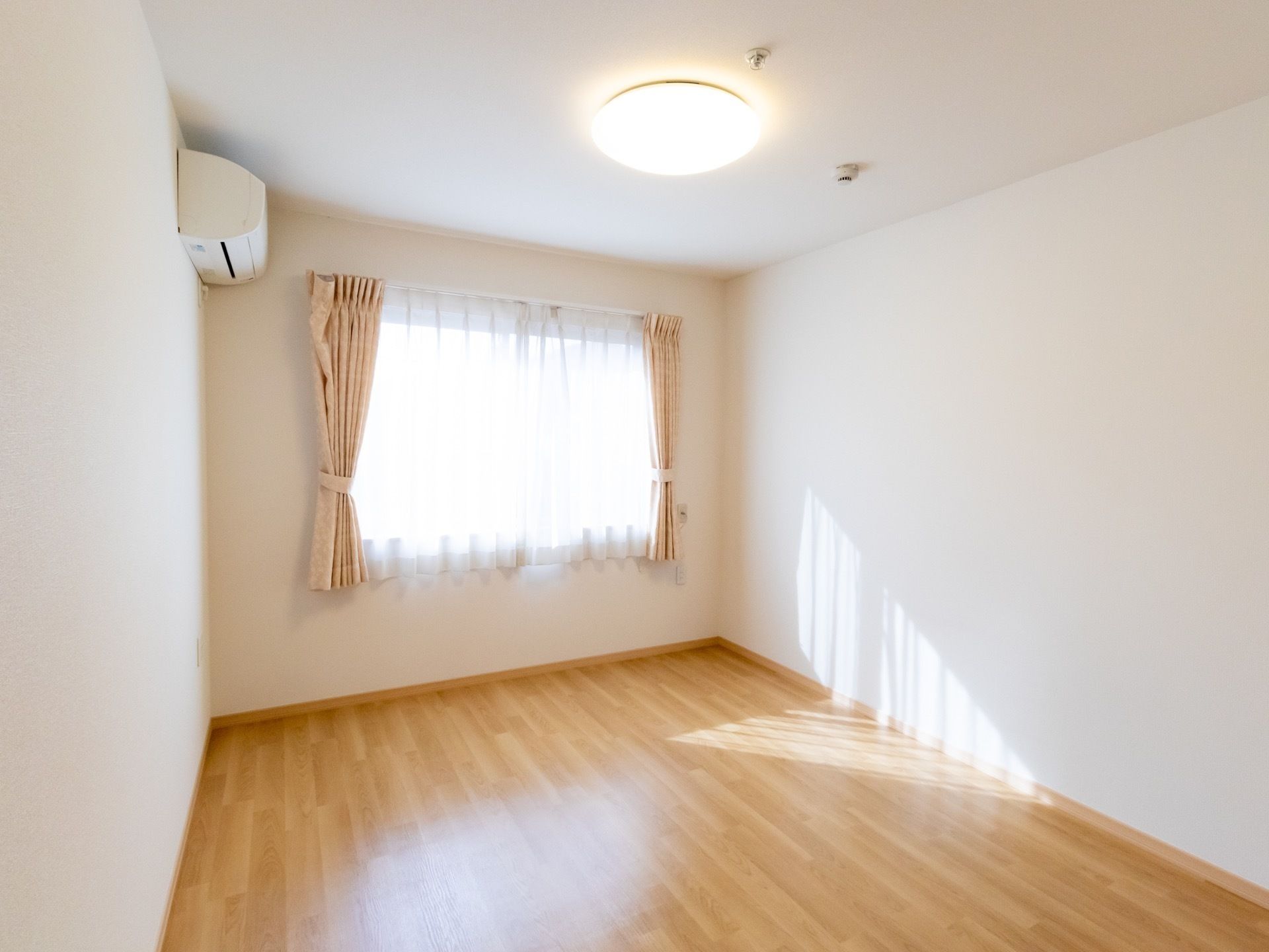 使い勝手の良い長方形のシンプルな部屋である。日光が部屋全体を照らしていて、明るい。エアコンがあり、快適に過ごすことができる。