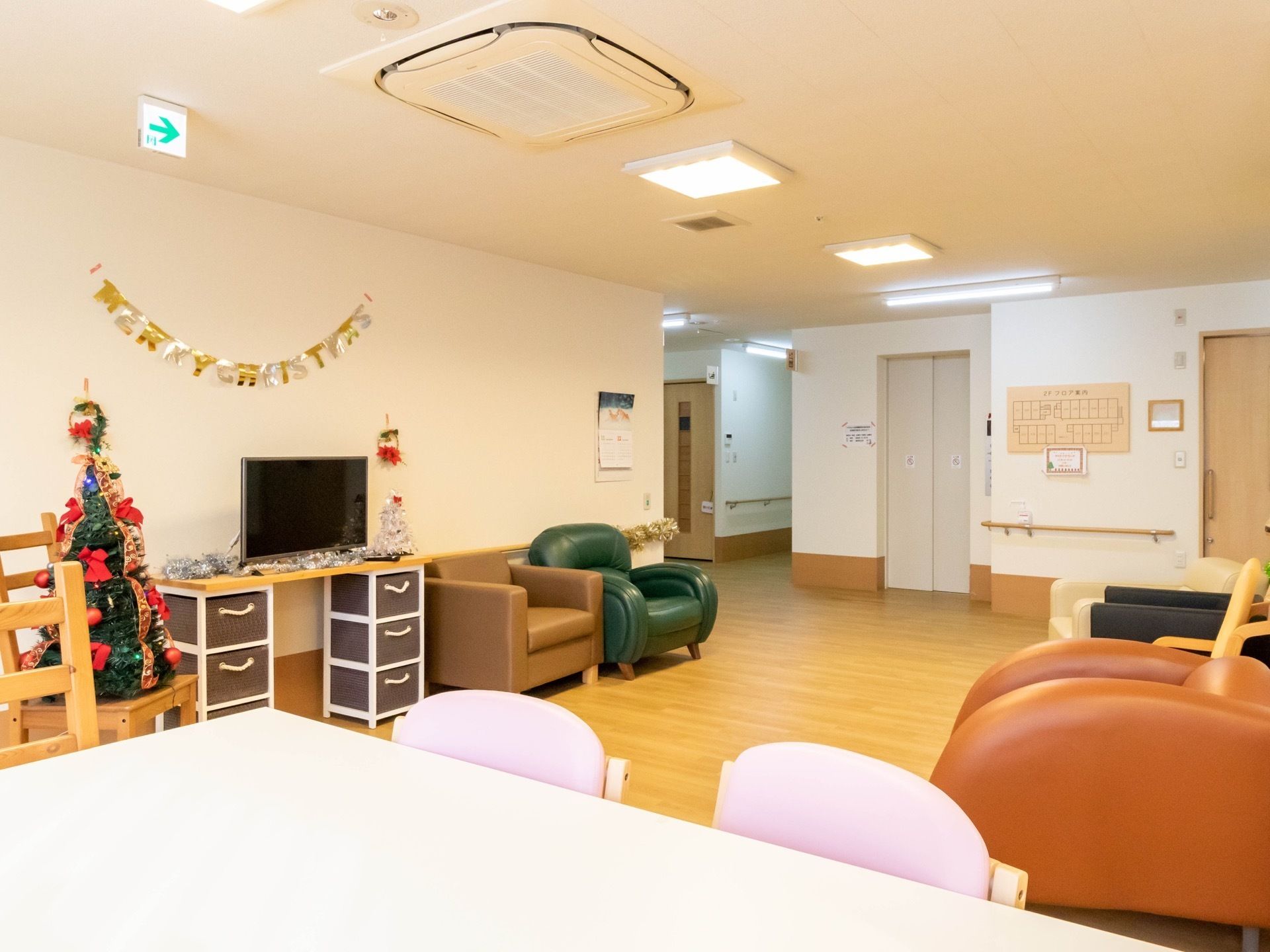 ひとり掛けソファが点在している。季節に合わせた飾りがアットホームな雰囲気をつくっている。入居者様の交流の場所として使用できる。