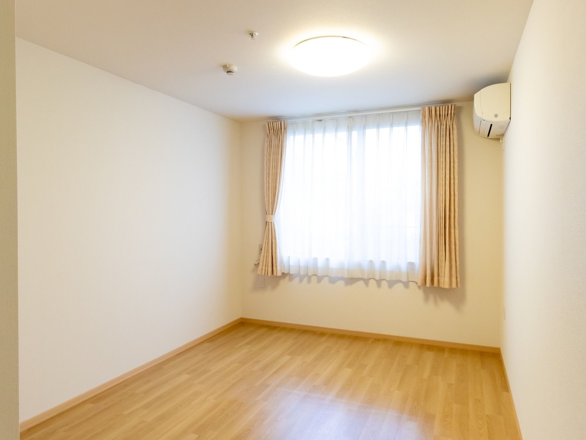 暖色を用いた配色で、部屋全体が温かい空間になっている。家具を置いていないため、広々と使うことができる。