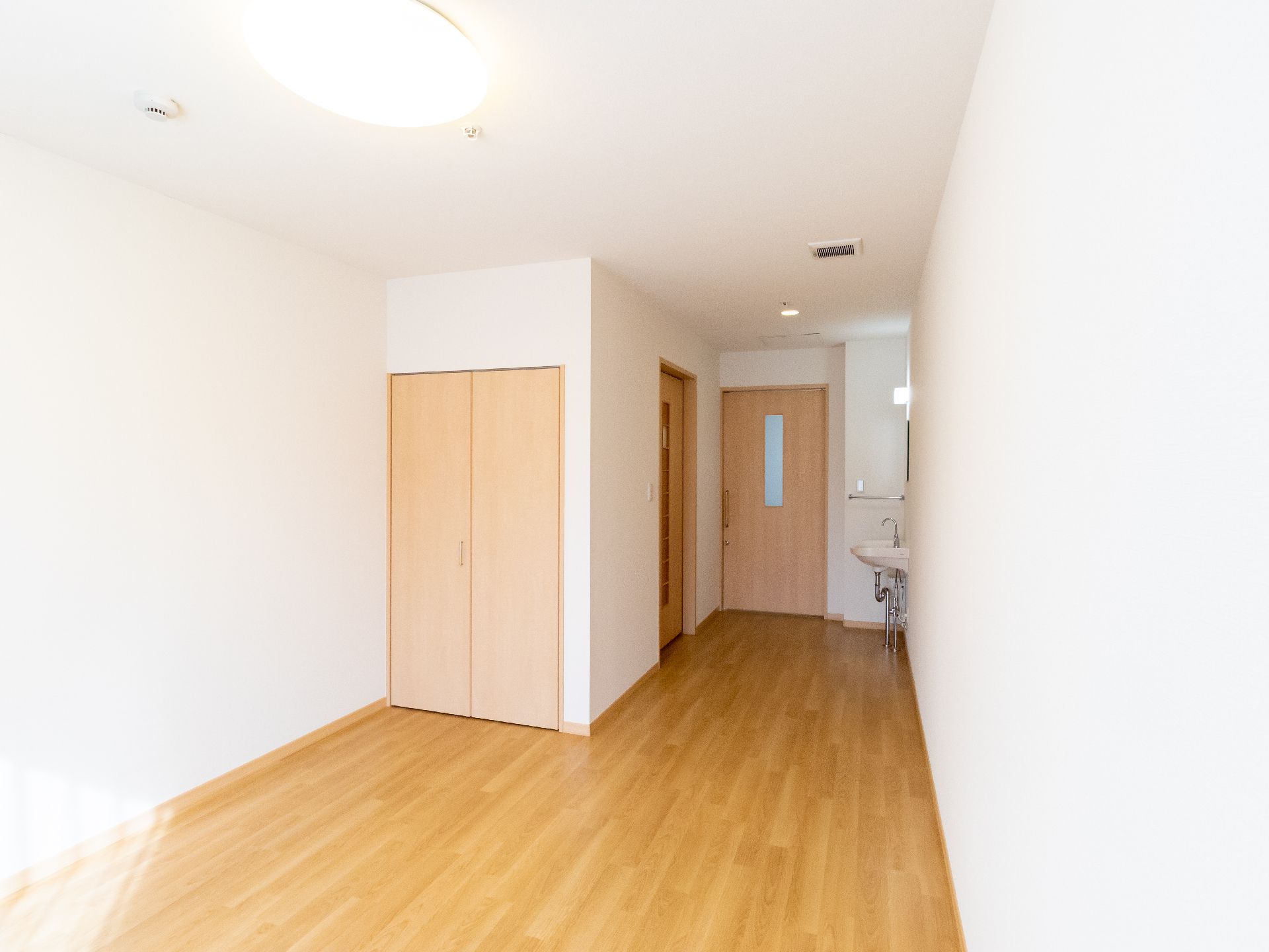 ホワイトを基調とした部屋で明るい様子が分かる