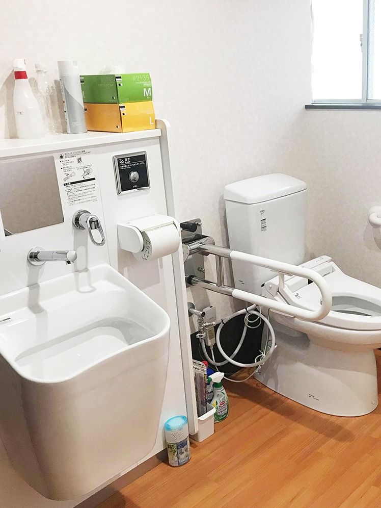 両側に手すりがあるトイレ。洗面台や緊急コールもある