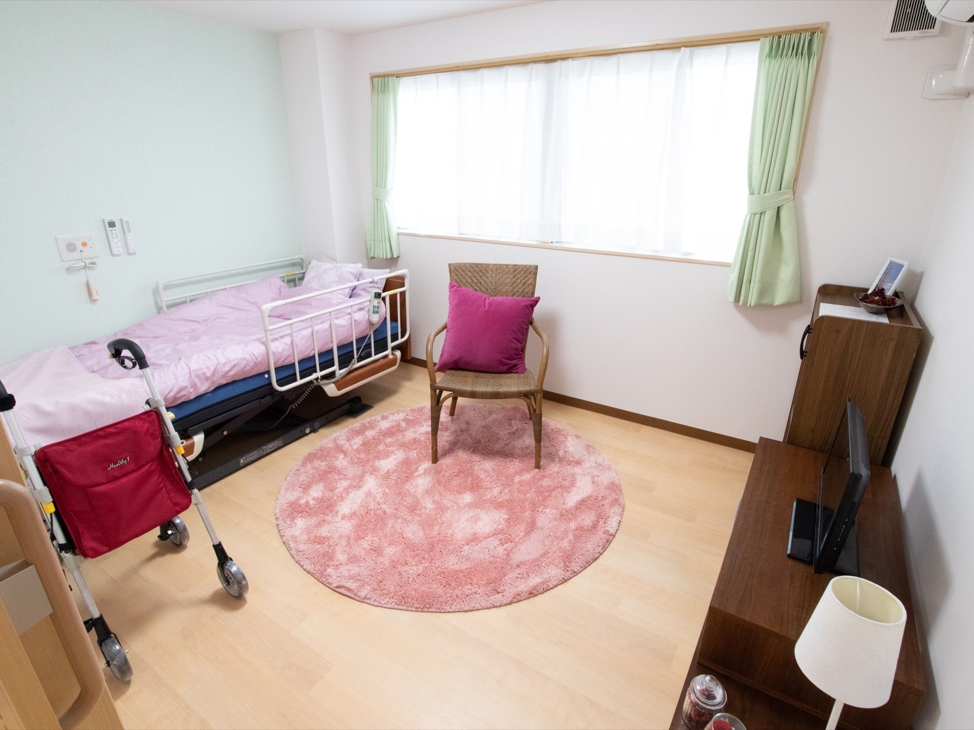 自分の部屋で新聞を読んでいる高齢者。コーヒーを手元において真剣な様子で見ている。自分の部屋でのんびりしている様子。