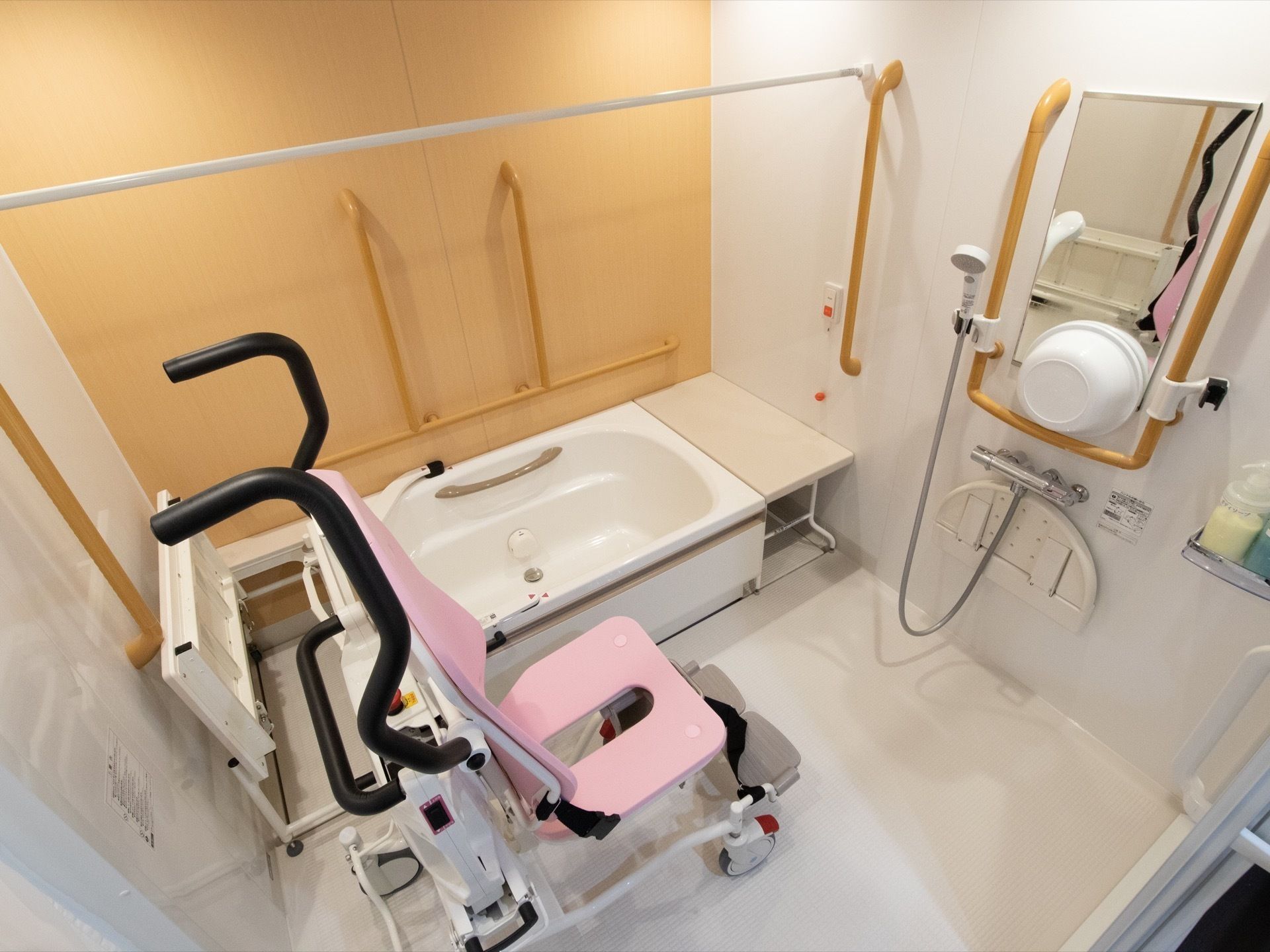 建物の中で話している看護師と医師、患者。明るい日差しが差し込んでいる様子