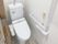 緊急コールと手すりが付いているトイレの様子。ホワイト基調の清潔なトイレ