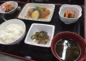 一汁三菜の食事メニュー。ある日の一食の様子が写っている