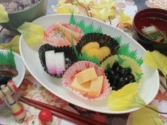 小さなおかずがそろった一皿が写っている様子。特別な食事
