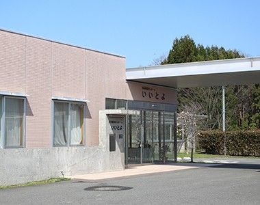 ゆったりとした入口の建物