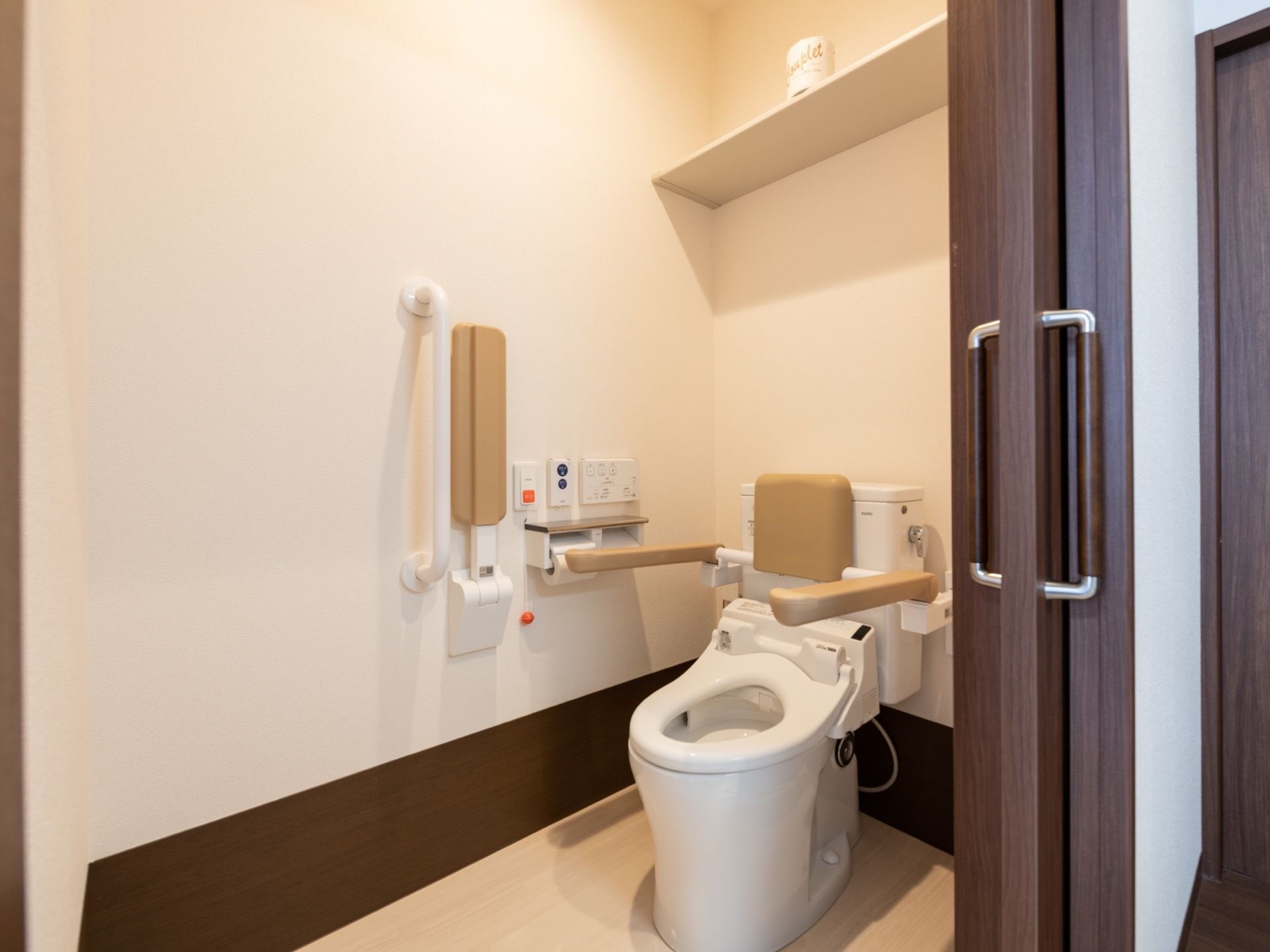 温水洗浄便座付きトイレがあり、手すりが複数カ所設けられている。ドアは引き戸式で、壁には呼び出しボタンがある。