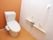 トイレには手すりと呼び出しボタンが設置され、介助が必要な方のためにスペースにもゆとりがある。