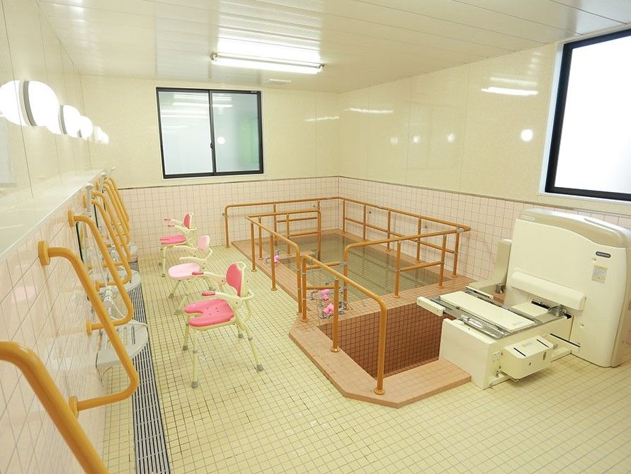 手すりが多く設置された浴室には大きな浴槽が設置され、介護度に合わせて利用できるようになっている。