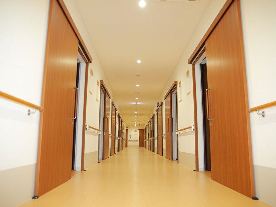 廊下と居室の間に段差はなく、まっすぐに伸びた廊下には手すりが設置され、歩行訓練にも活用可能。