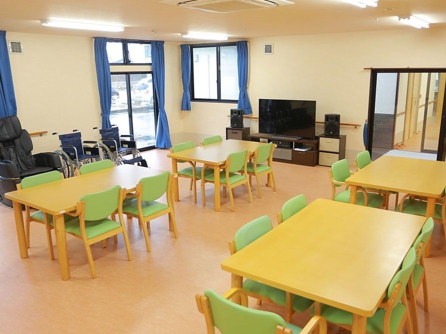 まっすぐな廊下。入居者がわかりやすいよう居室のドアと手すりの色を変えている。