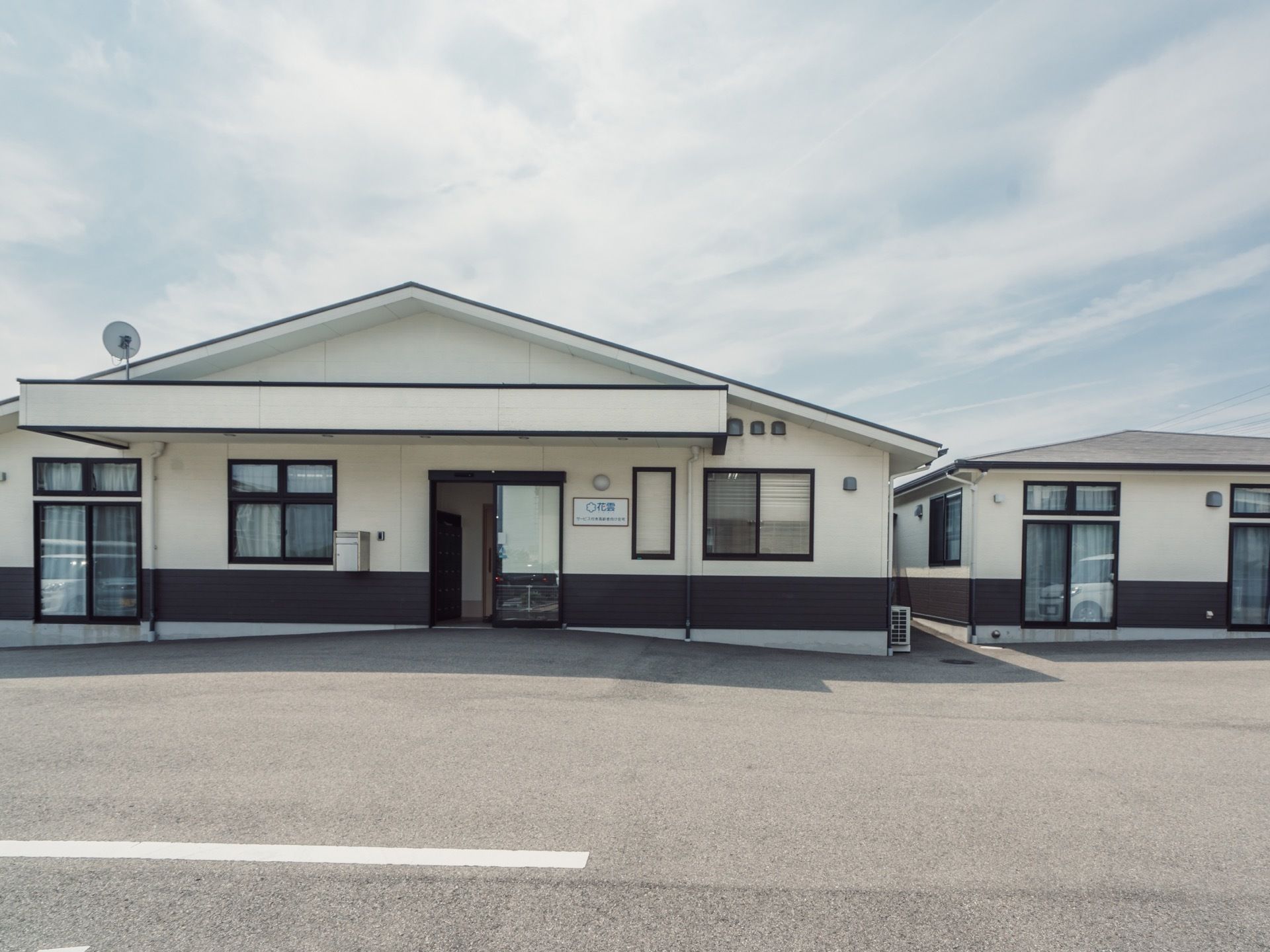 外観のデザインは、白と濃い茶色のツートンカラーである。玄関ドアの右側には、施設名が書かれた看板が付いている。