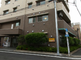 都市の交差点と周辺の風景