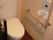 手すりが付いているトイレの様子。左端にドアが映っている