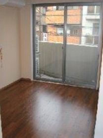 窓が付いているベランダ付きの小さな部屋。明るい日差しが差し込む