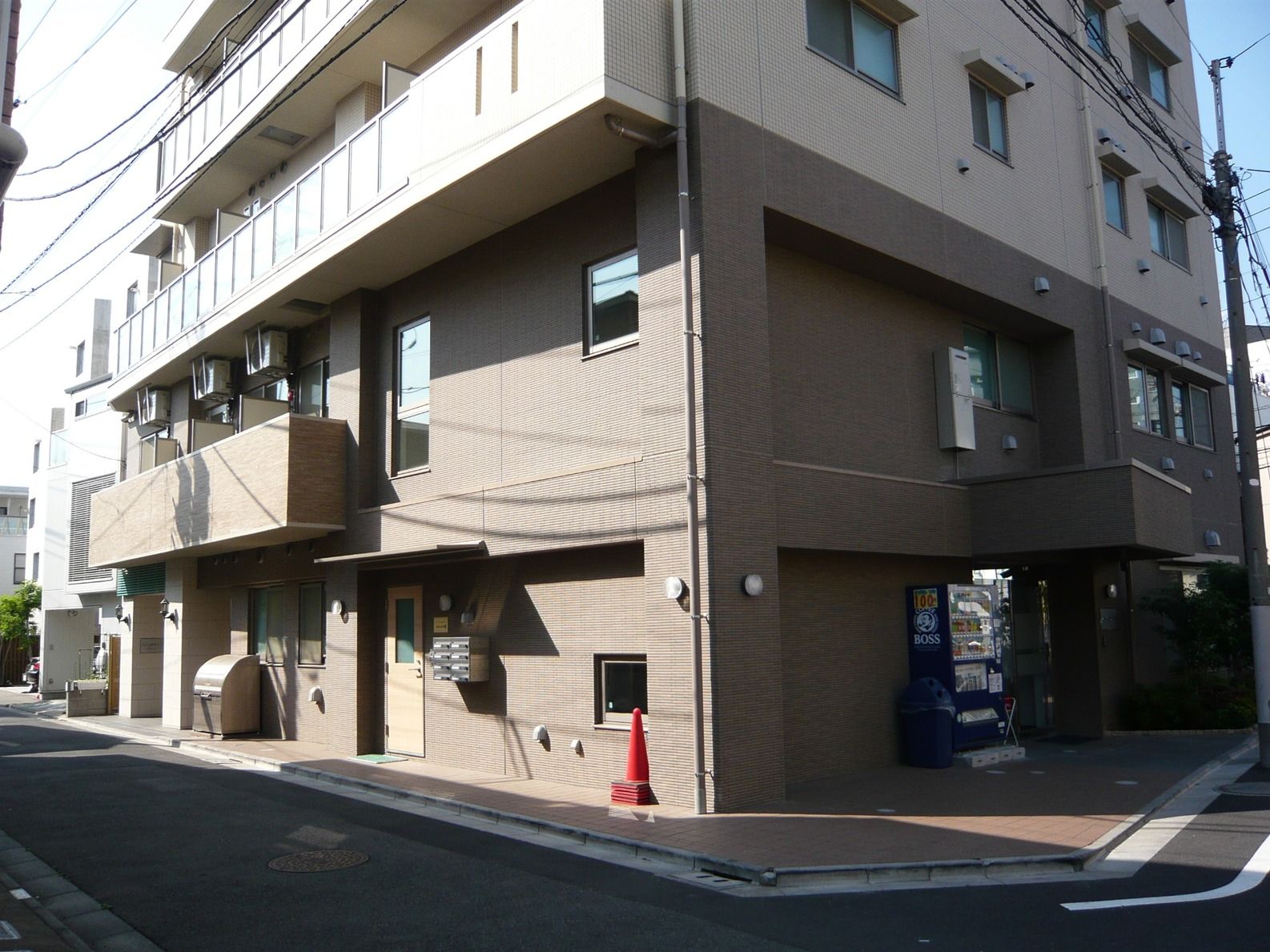 ツートンカラーの優しい色合いの建物。マンション風の外観