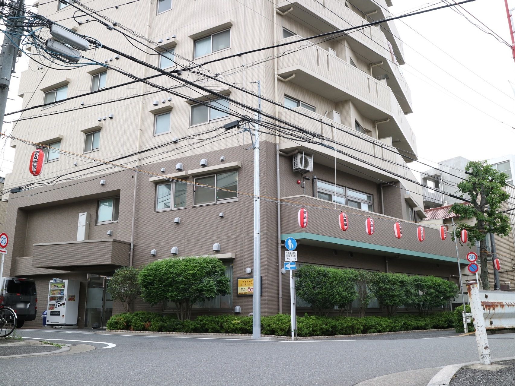 ベージュを基調とした外壁で、落ち着いた雰囲気の建物である。各部屋にベランダあり、外に出ることもできる。