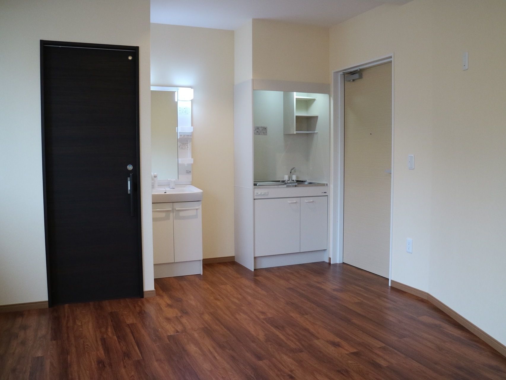 ひとりで部屋でくつろいでいる男性。ホワイトを基調とした部屋で明るい様子が分かる