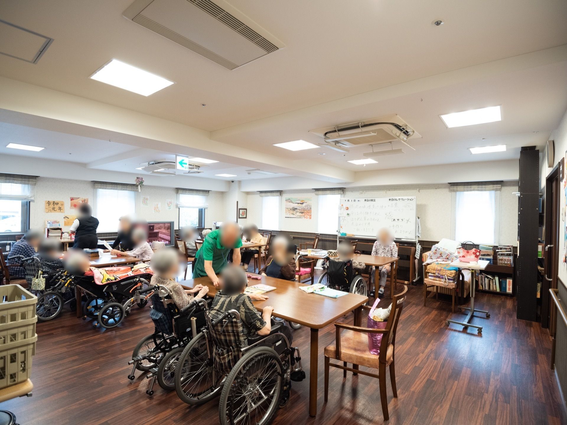 広く明るい食堂には、車椅子のまま席に着けるダイニングテーブルを用意。複数の窓が設けられている。