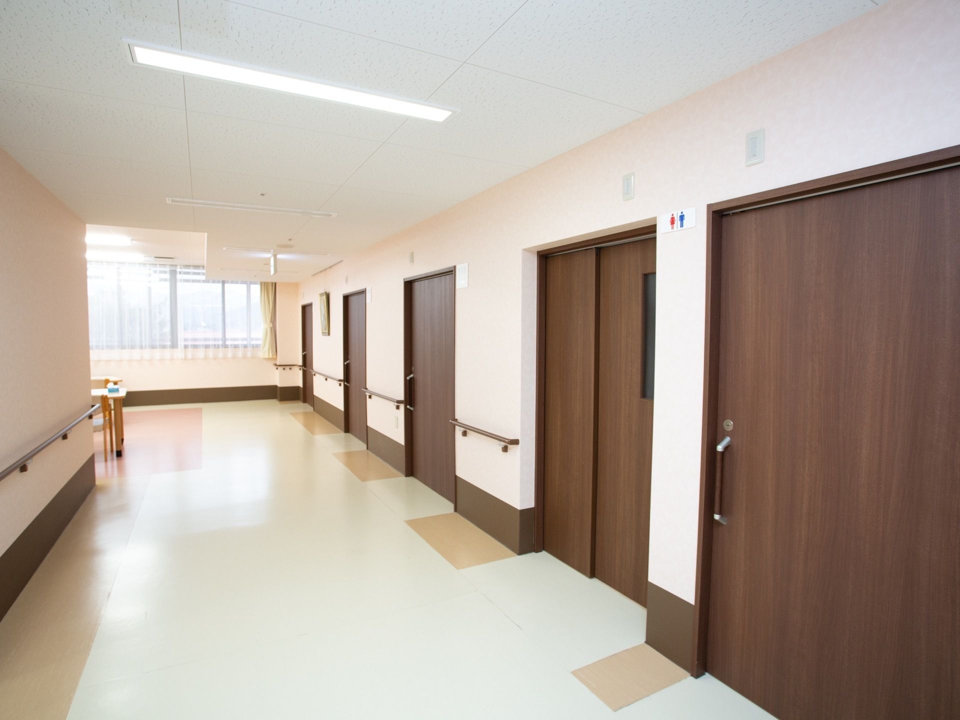 窓にはカーテンが掛けられており、光が差し込んでいる。通路幅が広々として、見通しが良い。各部屋の扉はスライド式である。