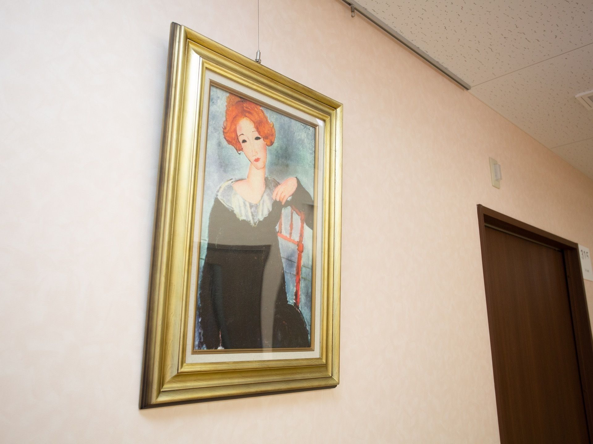 白を基調とした壁である。絵画が飾られており、目を引く。各部屋の扉はダークブラウンで施されており、部屋番号が記されている。