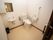 広々としたトイレで、右奥に温水洗浄便座付きの洋式トイレがある。便座の両側に折り畳み式、固定式それぞれ手すりが付いている。