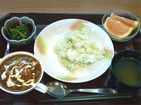 主菜と副菜、汁物にデザートもつけて、必要な栄養素をとれるように配慮したメニュー