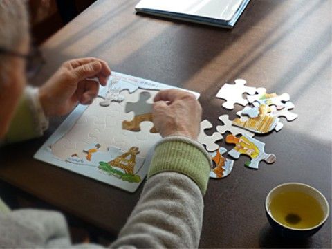 ジグソーパズルに興じて、午後の時間を有意義に過ごす入居者の方