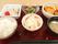トレーに並べられた栄養バランスのいい食事。魚やてんぷら、煮物などの和食。
