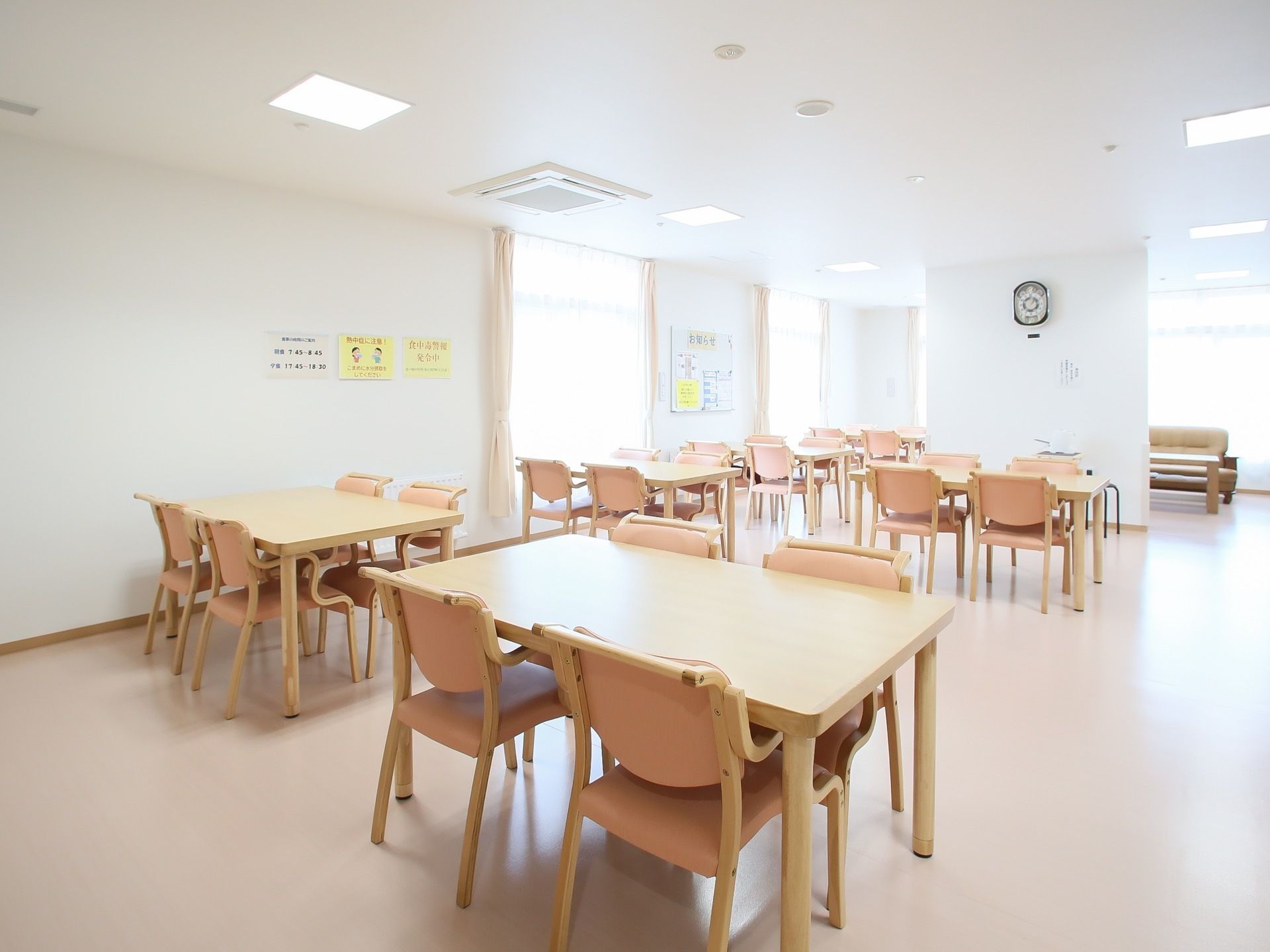 食堂には窓が多く、室内を白で統一しているため明るく開放的である。清掃が行き届いており、気持ちよく過ごすことができる。