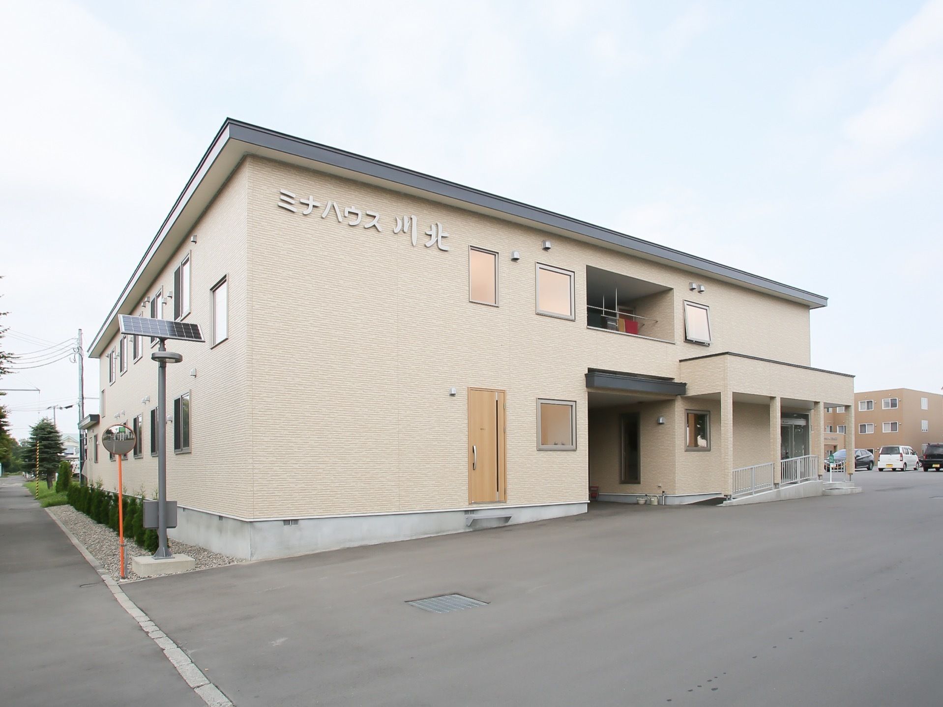 ２階建てのアパートのような造りである。敷地への入り口にはミラーや電灯が備わっており、時間帯や交通手段を問わず気軽に訪問することができる。