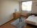 エアコンが付いた部屋にはベッドやたんす、カーペットなどがあり、居心地のいい部屋になっている。