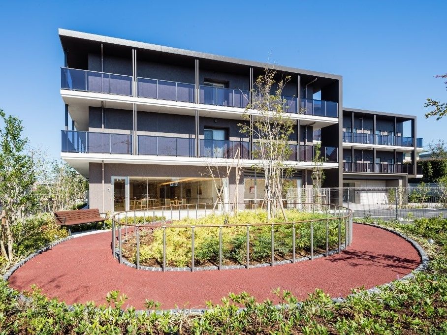 3階建ての建物と円形の花壇