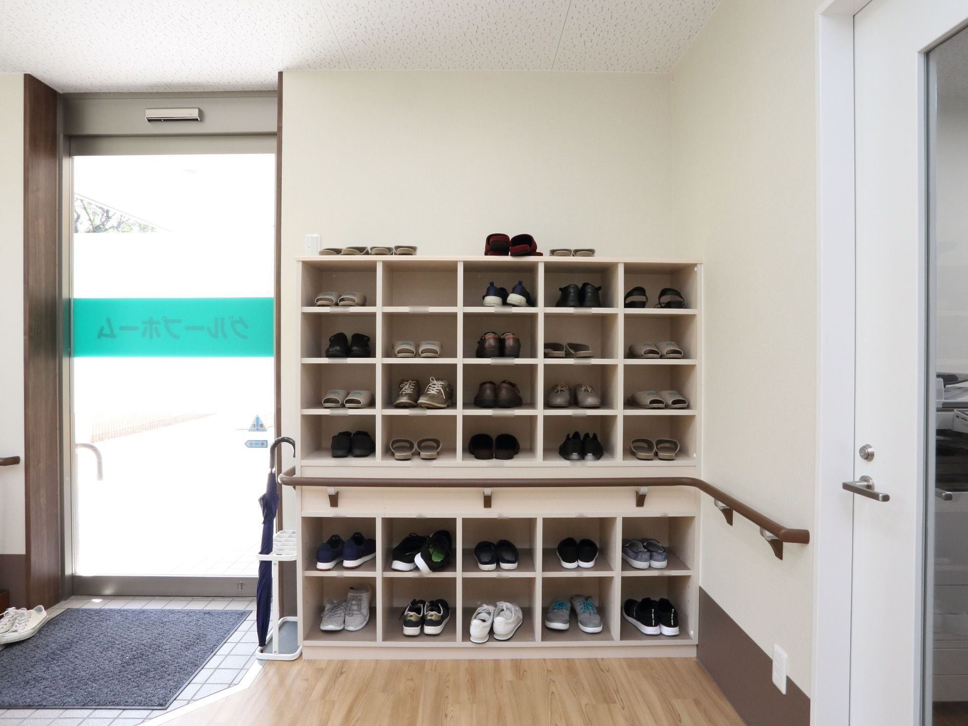 自動ドアを完備しており、滑り止めマットも敷かれてある。中身がひと目で分かる、シンプルな靴箱が設置されている。
