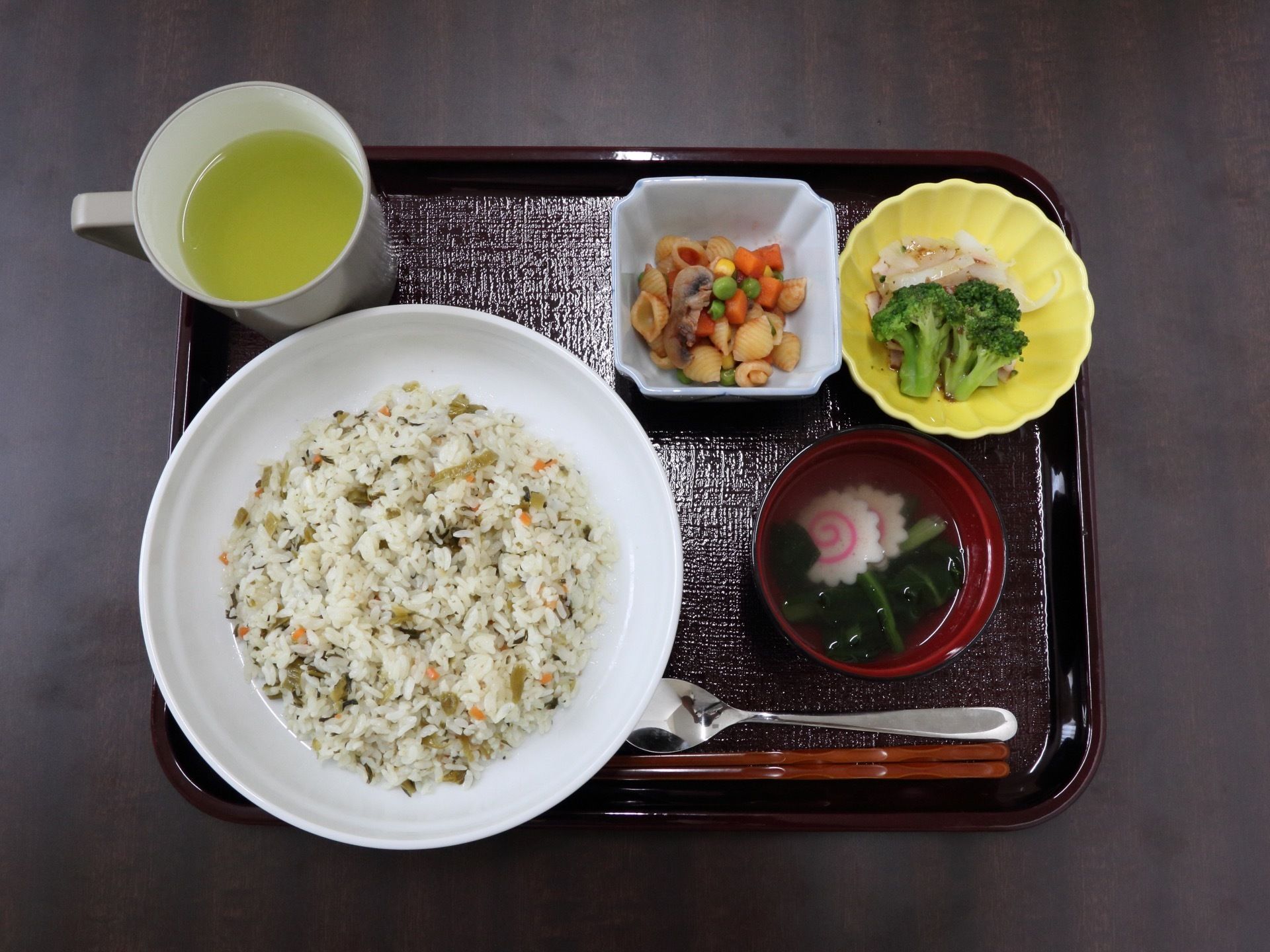 四角形の和風盆に食事が置かれてある。本日は混ぜご飯をメインとし、お汁や野菜などの小鉢も提供されている。