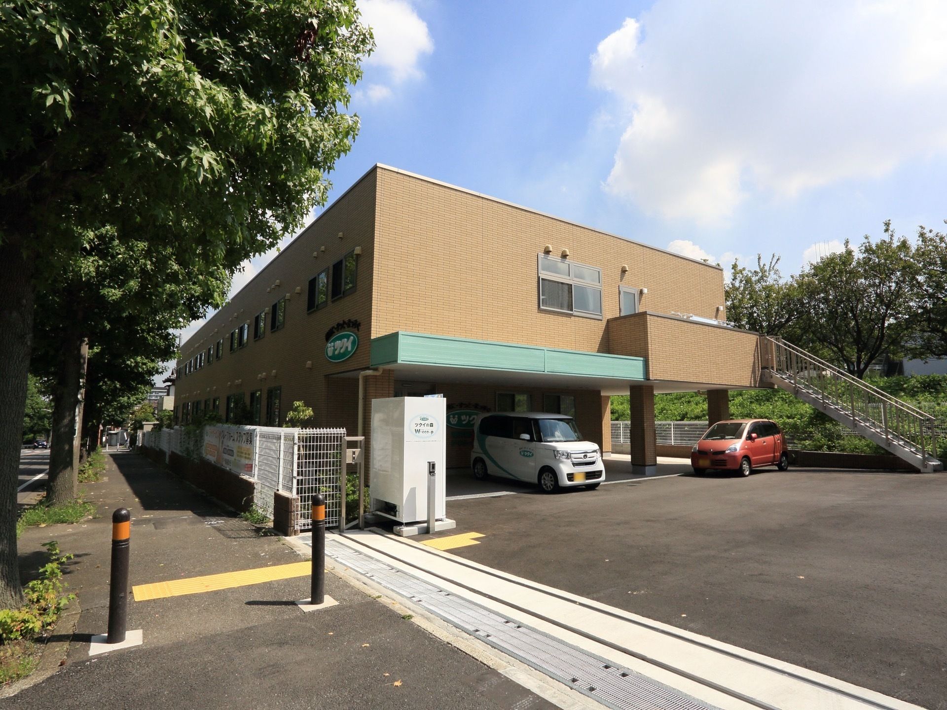 ２階建てでピロティのため、車の乗り降り時は雨を凌ぐことができる。2階には、駐車場から直接階段が設置されている。
