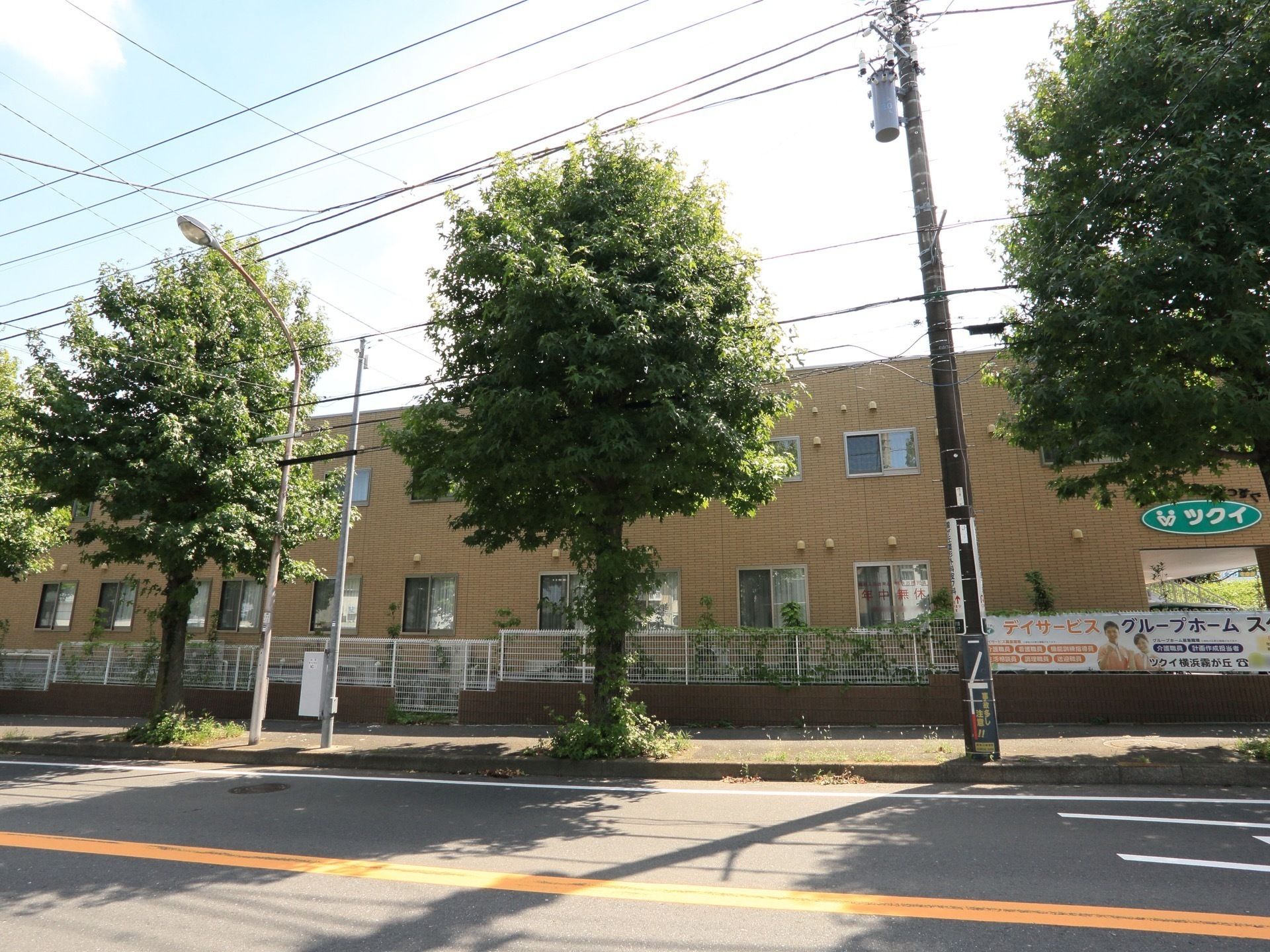 笑顔でこちらを覗き込むようにしているスタッフと高齢者